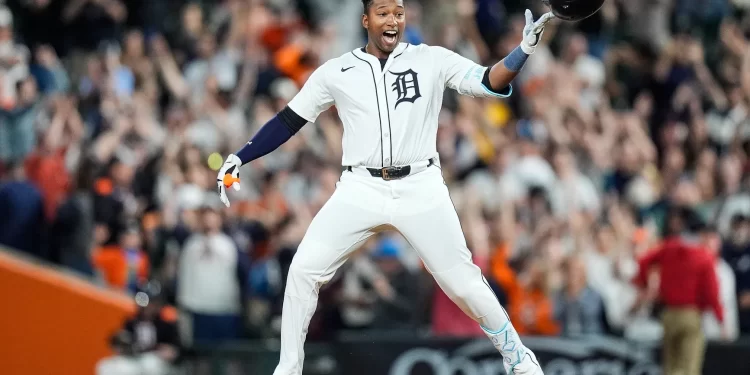 Jugador de los Detroit Tigers celebra una jugada clave en un partido de MLB 2025
