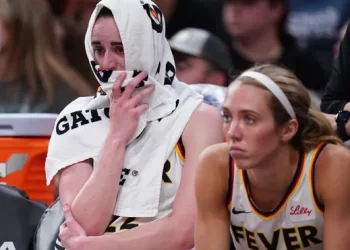 Caitlin Clark lesionada en la banca con toalla tras no jugar con Indiana Fever