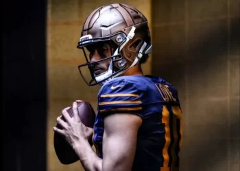 Jordan Love porta el uniforme retro 1923 Classic de los Packers con casco estilo cuero