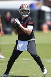 Mac Jones entrenando con los San Francisco 49ers durante la pretemporada 2025
