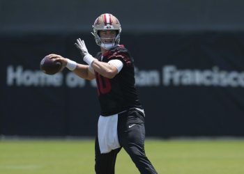 Mac Jones realiza un pase en la pretemporada con los San Francisco 49ers
