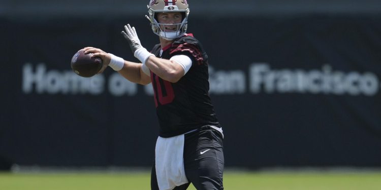 Mac Jones realiza un pase en la pretemporada con los San Francisco 49ers