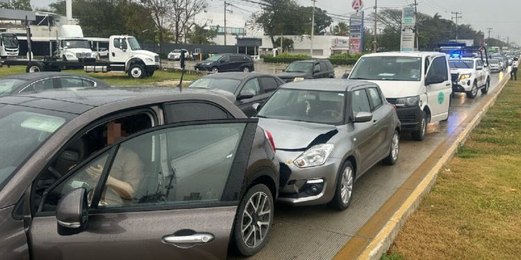 Choque múltiple en Cancún durante lluvias intensas de 2025