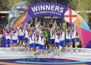 Jugadoras de Inglaterra celebran el campeonato de la Euro 2025