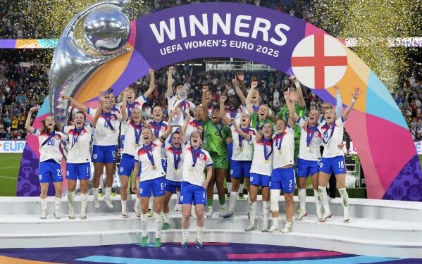 Jugadoras de Inglaterra celebran el campeonato de la Euro 2025