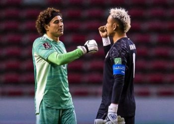 Keylor Navas y Memo Ochoa se saludan antes de un partido internacional
