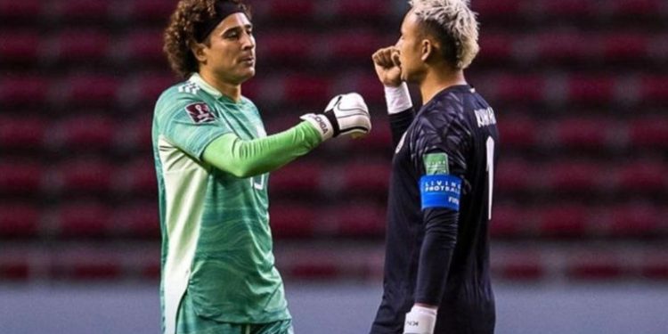 Keylor Navas y Memo Ochoa se saludan antes de un partido internacional