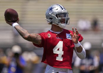 Dak Prescott sonriente durante práctica de Cowboys en 2025