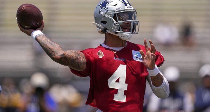 Dak Prescott sonriente durante práctica de Cowboys en 2025
