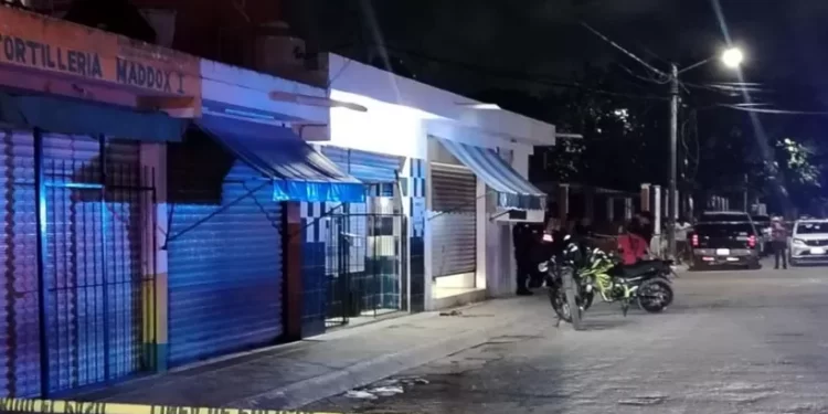 Ataque armado en barbería deja dos heridos graves en Cancún