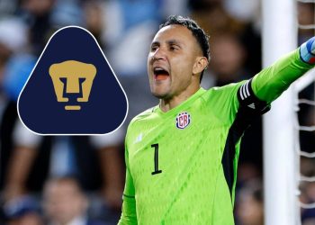 Keylor Navas grita durante un partido, junto al logo de Pumas UNAM