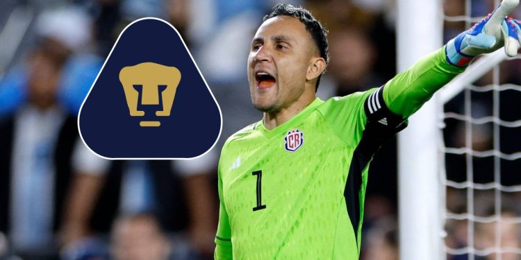 Keylor Navas grita durante un partido, junto al logo de Pumas UNAM