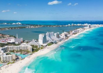 Vista aérea de la zona hotelera de Cancún, epicentro de proyectos de crecimiento económico 2025.