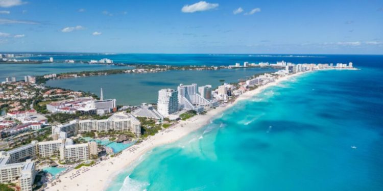Vista aérea de la zona hotelera de Cancún, epicentro de proyectos de crecimiento económico 2025.
