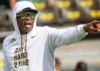 Deion Sanders celebrando su recuperación del cáncer en la vejiga