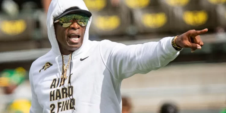 Deion Sanders celebrando su recuperación del cáncer en la vejiga