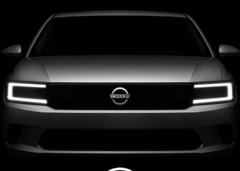 Frente iluminado del nuevo Nissan Tsuru 2026 en color negro