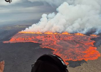 Erupcion volcanica en Islandia obliga a evacuar a miles de personas