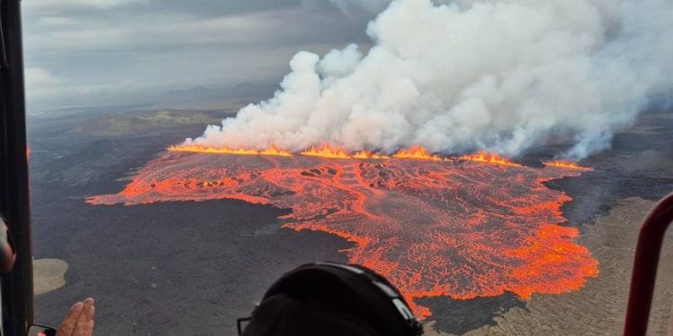 Erupcion volcanica en Islandia obliga a evacuar a miles de personas