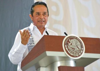 Carlos Joaquín González hablando en un podio oficial del gobierno mexicano