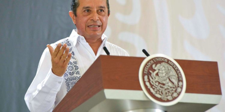 Carlos Joaquín González hablando en un podio oficial del gobierno mexicano