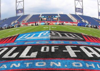 Campo oficial del Hall of Fame en Canton, Ohio antes del partido inaugural
