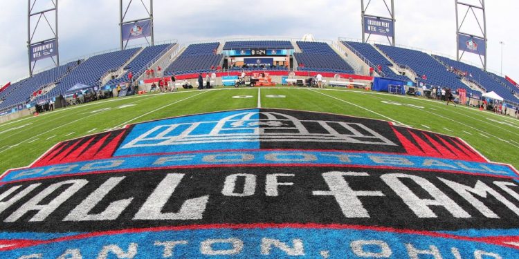 Campo oficial del Hall of Fame en Canton, Ohio antes del partido inaugural
