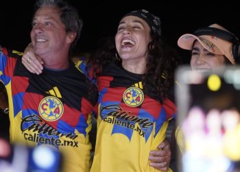 Aficionados del Club América celebran con la nueva camiseta Adidas 2025 en evento de lanzamiento