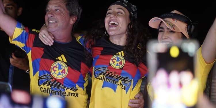 Aficionados del Club América celebran con la nueva camiseta Adidas 2025 en evento de lanzamiento