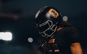 Jugador de Osos con casco negro se prepara para el Tazón México 2025