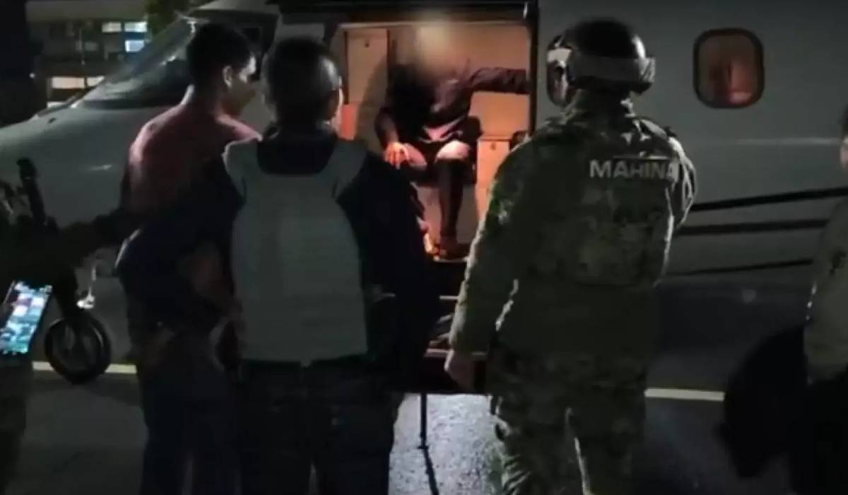 Ángel Javier “El Caiser” abordando avión para traslado a Villahermosa
