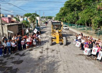 Maquinaria trabajando en la reconstrucción de la calle Paseo El Peral en la SM 248