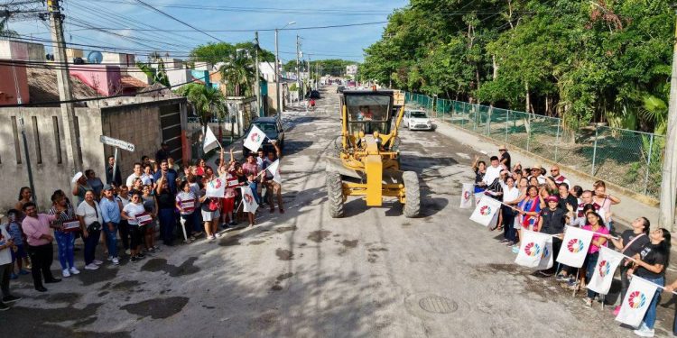 Maquinaria trabajando en la reconstrucción de la calle Paseo El Peral en la SM 248