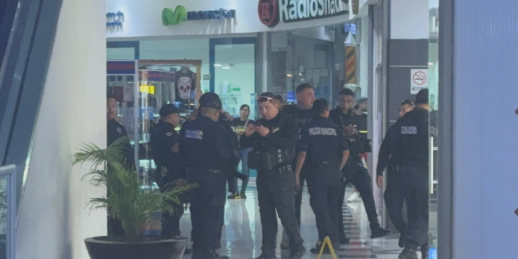 Entrada de la Gran Plaza Cancún acordonada tras robo a joyería