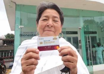 Abuelita esperando su pago de la Pensión Bienestar en el banco