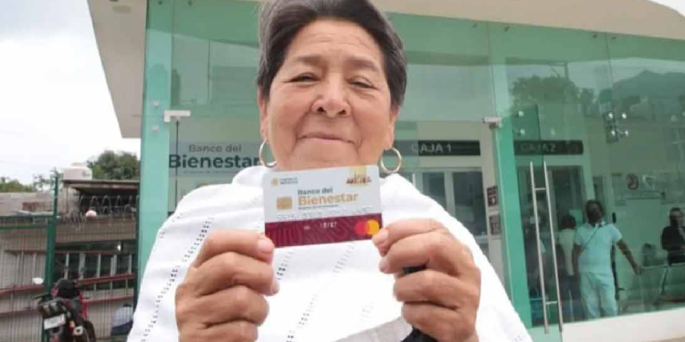 Abuelita esperando su pago de la Pensión Bienestar en el banco