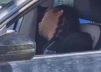 Gullit Peña dentro de su Mini Cooper tras ser detenido