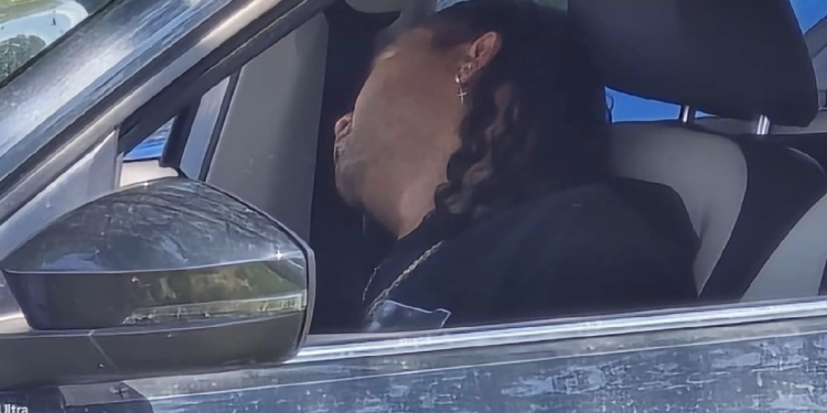 Gullit Peña dentro de su Mini Cooper tras ser detenido