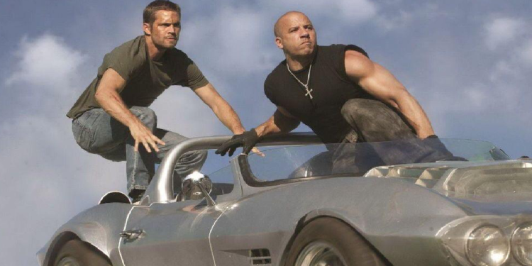 Vin Diesel y Paul Walker juntos en una escena de acción de Rápidos y Furiosos