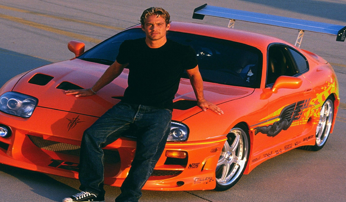 Paul Walker posando con un auto deportivo durante la filmación de Rápidos y Furiosos y especulación del regreso de Brian O’Conner en Rápidos y Furiosos 11