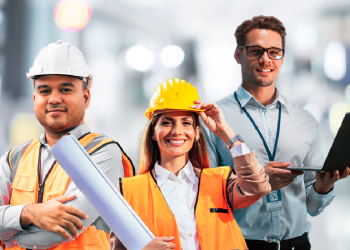 Mujer y hombres ingenieros colaborando en proyecto de construcción