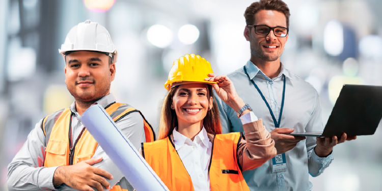 Mujer y hombres ingenieros colaborando en proyecto de construcción