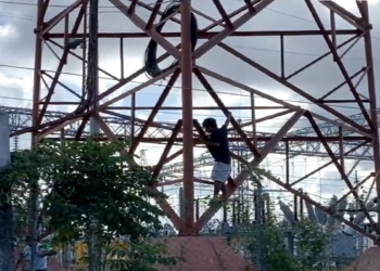 Joven sobre torre de luz en la región 91 de Cancún
