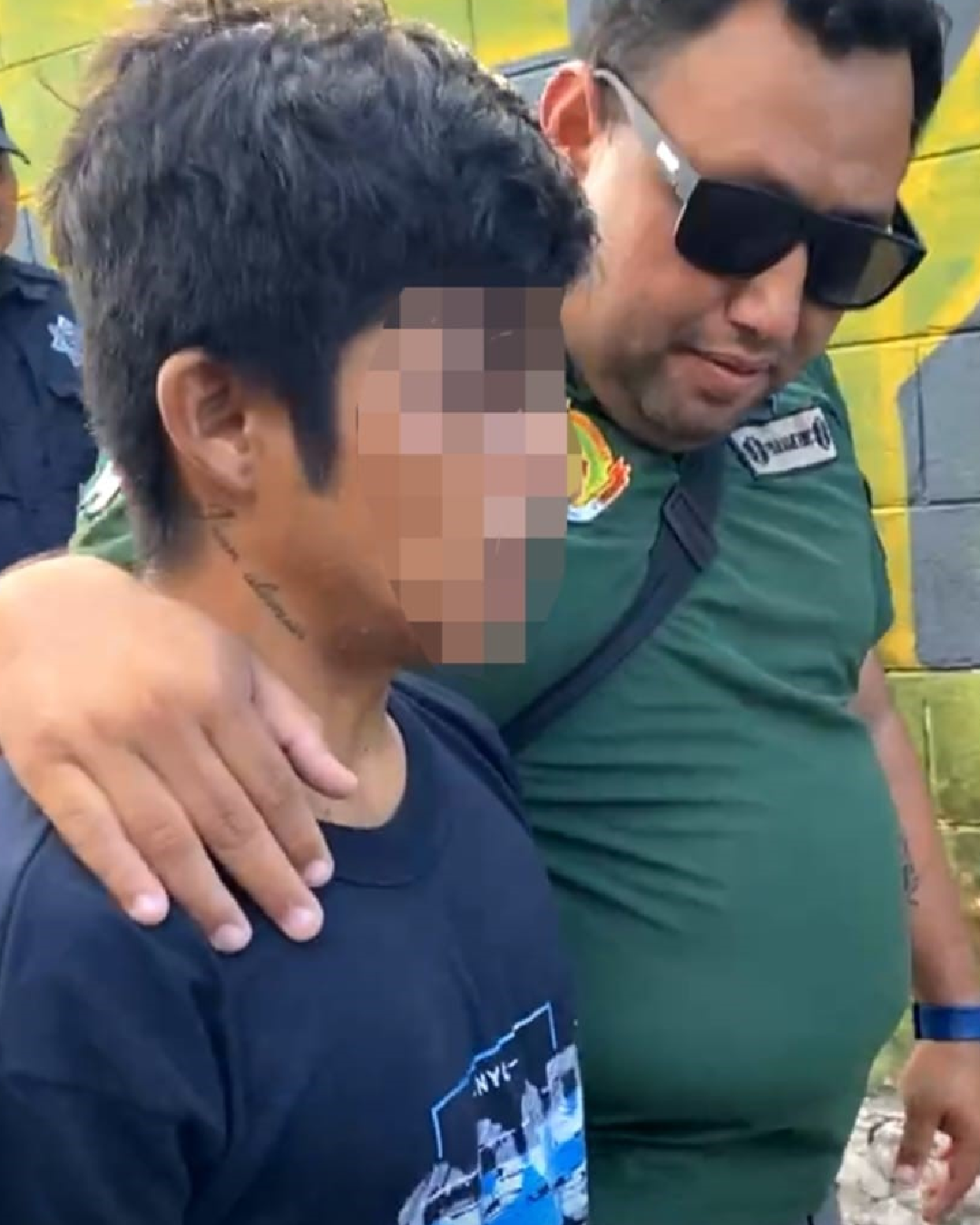 Joven rescatado en Cancún tras subir a torre de luz