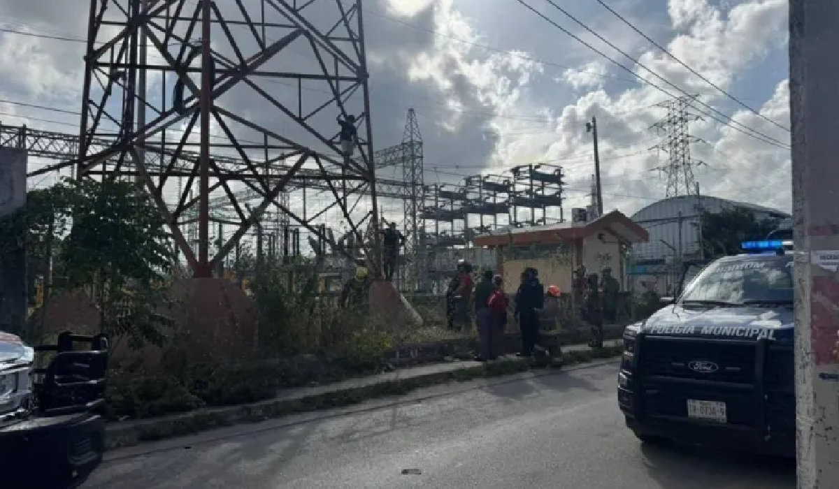 Joven dialogando con autoridades tras intento de fuga en Cancún