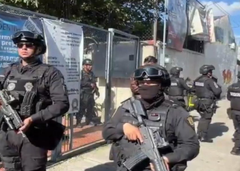 Policías desplegados en el sitio del incidente en iglesia de la CDM