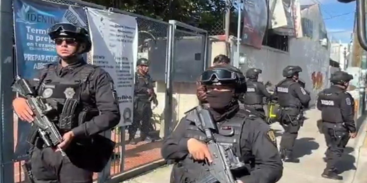 Policías desplegados en el sitio del incidente en iglesia de la CDM