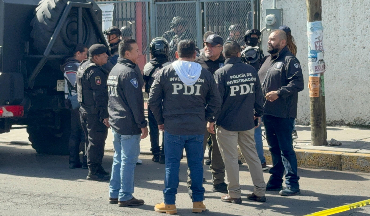 Policía de investigación dialogando con negociadores en operativo de rehenes tras el evento del Hombre armado toma rehenes en iglesia en la CDMX