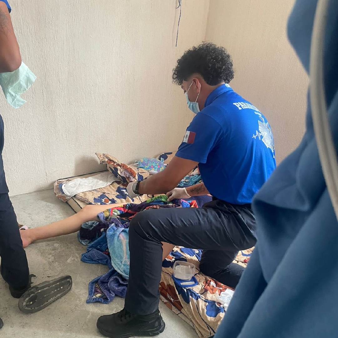 Paramédico brinda atención a madre acostada tras parto en casa
