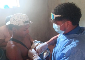 Paramédico entrega bebé recién nacido al padre tras parto en domicilio